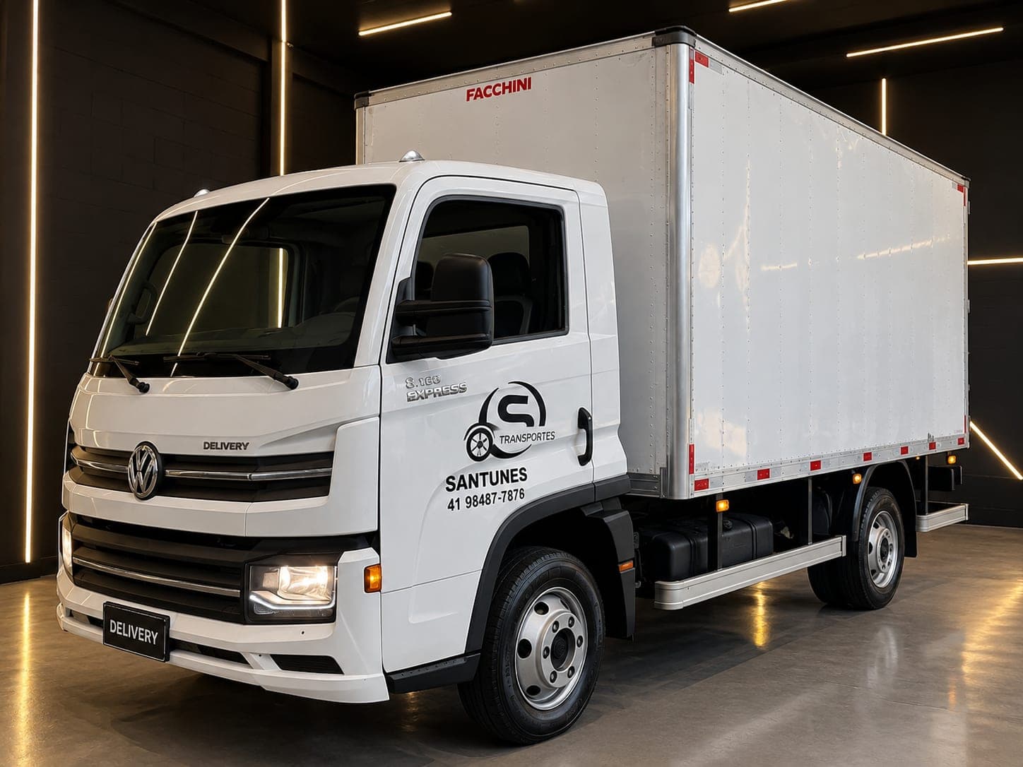 Caminhão baú VW Delivery branco com a identidade visual da Santunes na porta.